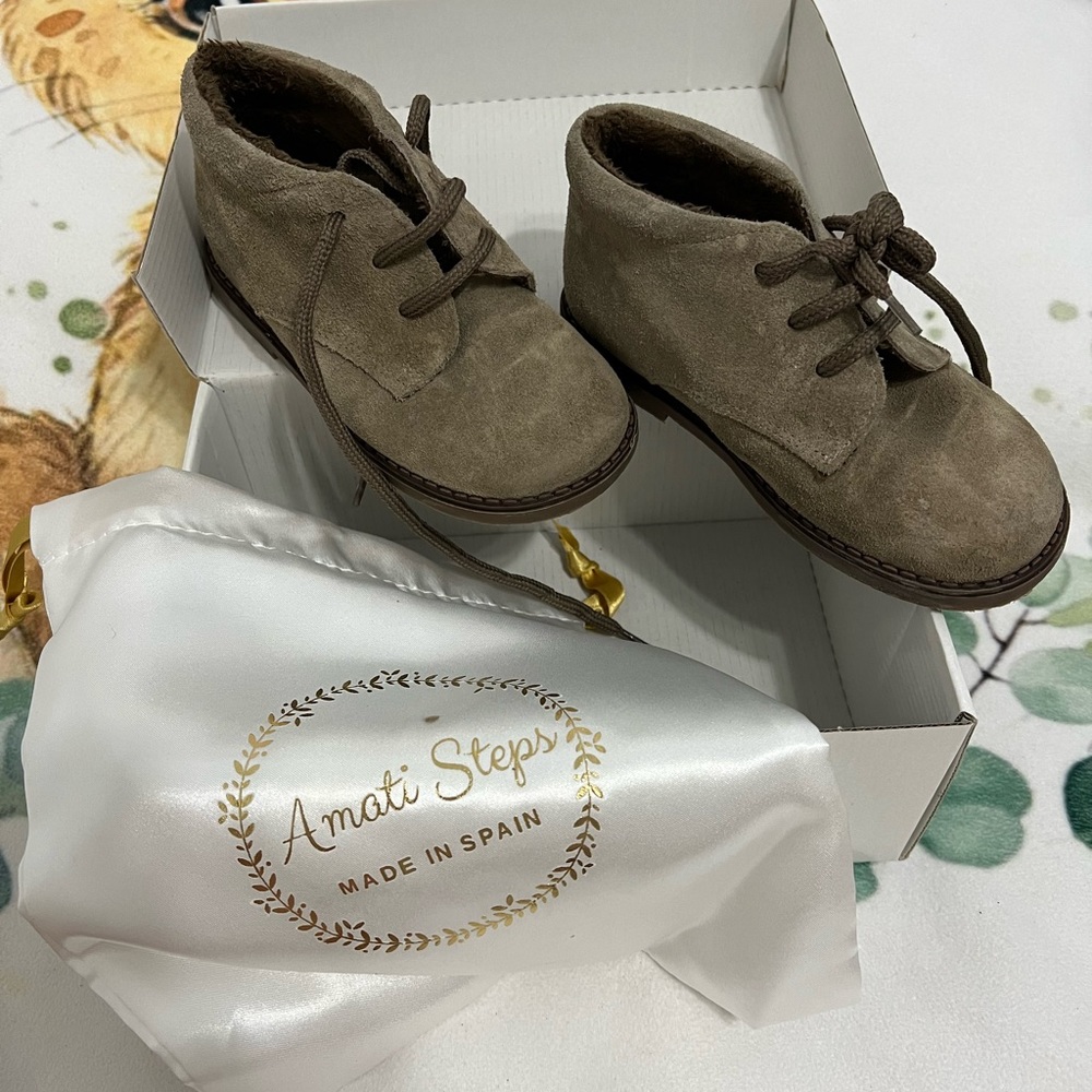 Made in Spain, great condition. Smoke and pet free home. 
Size: 26 us size 10